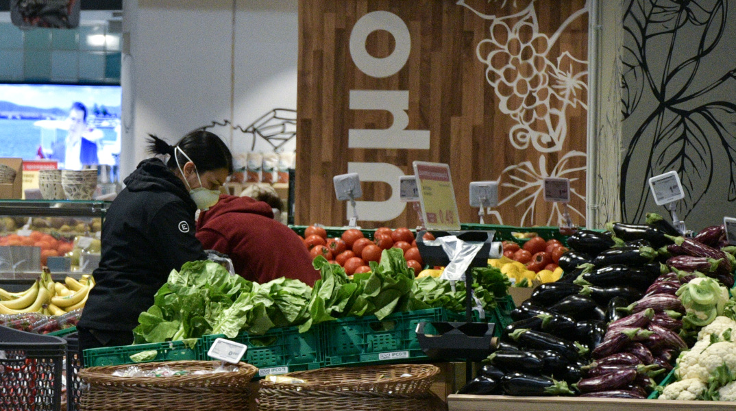 Απαγορεύονται οι διαφημίσεις τροφίμων που «βοηθούν» στον κορωνοϊό