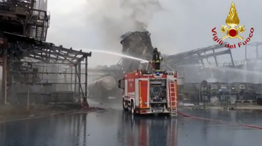 Δύο τραυματίες, ο ένας σοβαρά, από την πυρκαγιά σε εργοστάσιο χημικών στη Βενετία