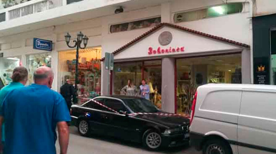 Στο καπό αυτοκινήτου προσγειώθηκε γυναίκα στην Κοζάνη που έπεσε από τον δεύτερο όροφο πολυκατοικίας