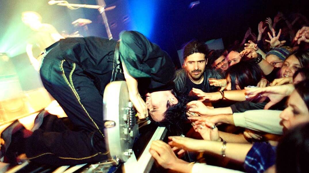 Στιγμιότυπο από συναυλία την συναυλία των Muse στην Αθήνα το 2002