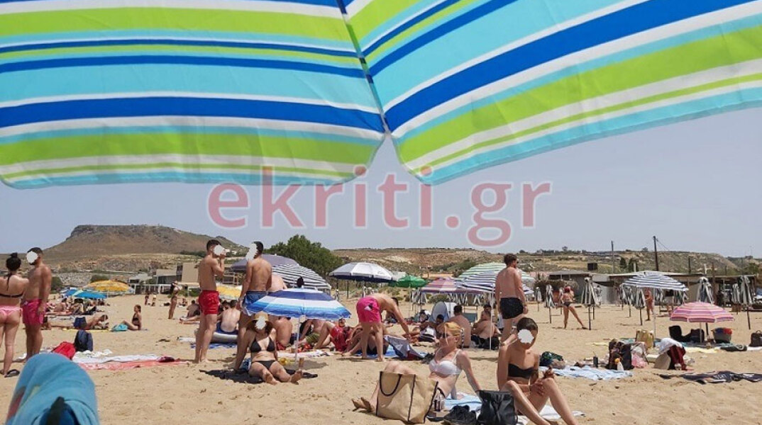 Ποιες αποστάσεις; Πατείς με, πατώ σε, στο Ηράκλειο Κρήτης, στην παραλία Αμνισσό