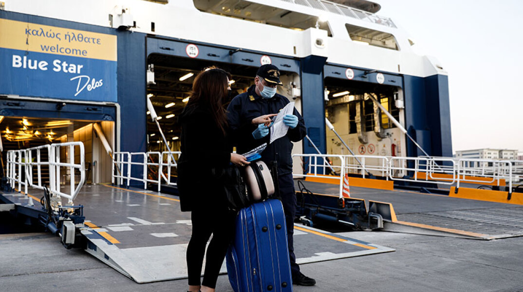 Με μάσκα η επιβίβαση στα πλοία λόγω κορωνοϊού