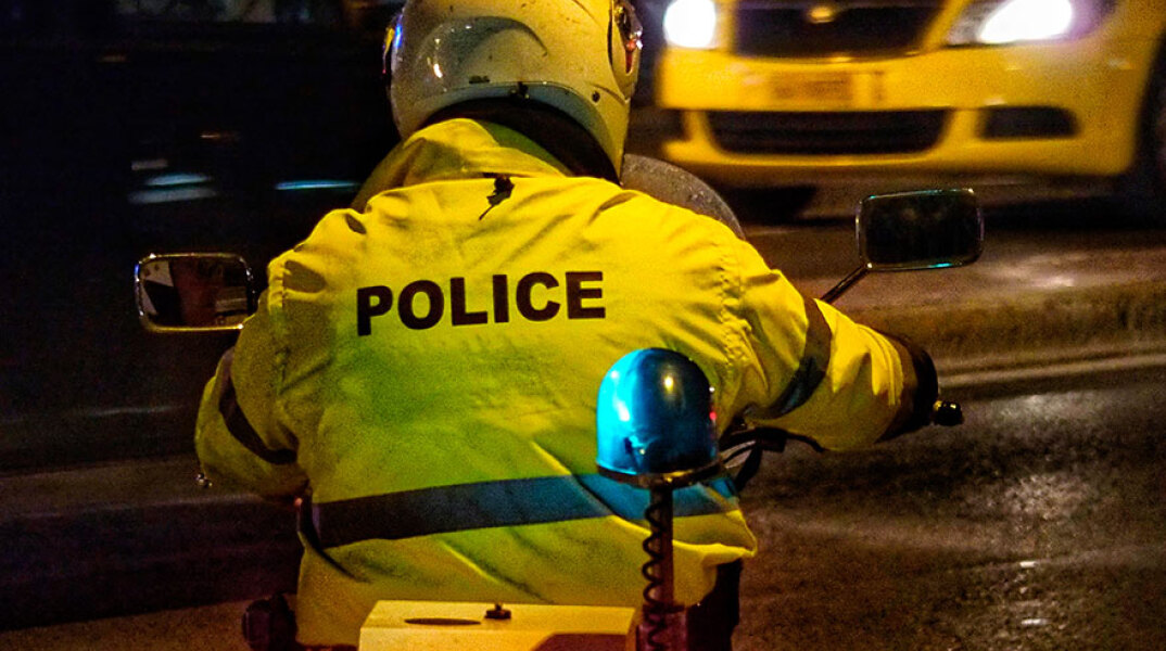 Κορωνοϊός - Άρση μέτρων: Ένταση και επεισόδια στην εκκένωση πλατείας στη Θεσσαλονίκη