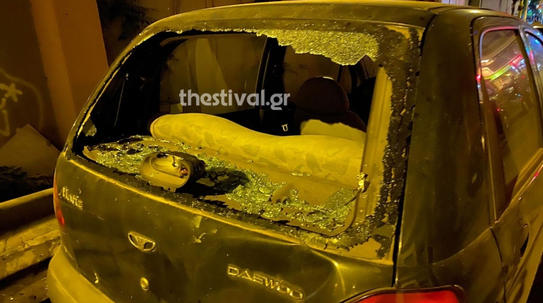 Κορωνοϊός - Άρση μέτρων: Ένταση και μολότοφ στη Θεσσαλονίκη για την εκκένωση στην πλατεία Καλλιθέας