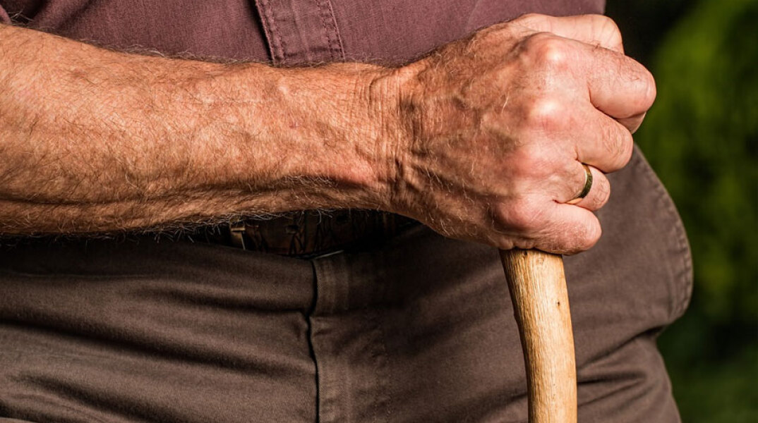 Συνελήφθη παππούς στη Θεσσαλονίκη - Κατηγορείται ότι ασελγούσε στις εγγονές του