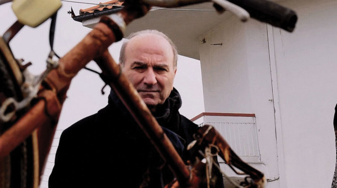 Ο Θεόδωρος Τερζόπουλος με το ποδήλατο του πατέρα του