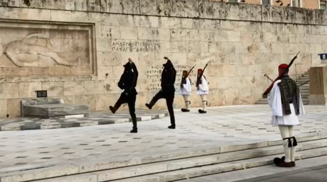 Γενοκτονία Ποντίων: Η συγκινητική αλλαγή φρουράς των ευζώνων