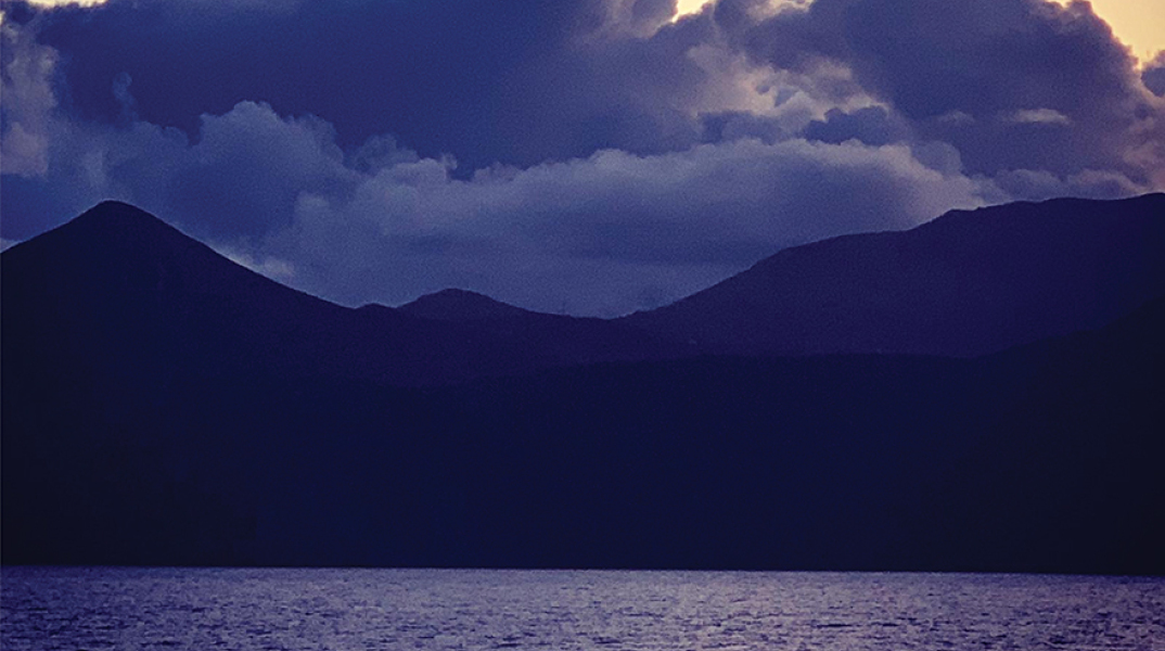 Η ψάθα: Ιστορίες με διαφορετικό τέλος από τη Μίκα Σύμπουρα