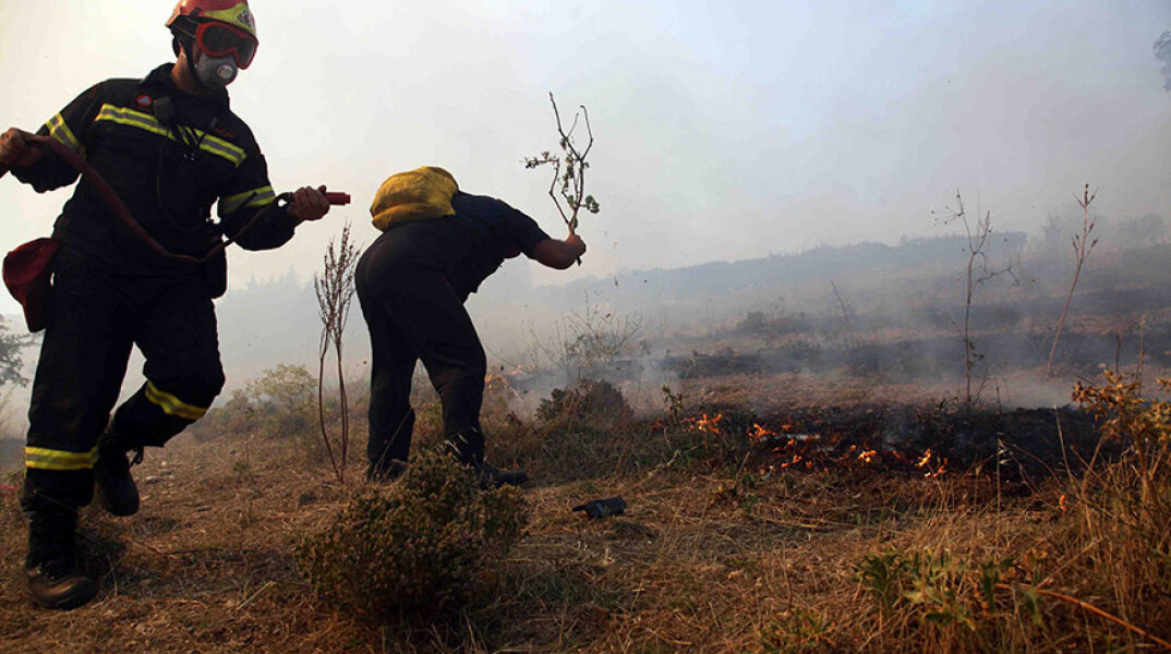 Στις φλόγες έκταση με χαμηλή βλάστηση στην Αγία Βαρβάρα Αττικής