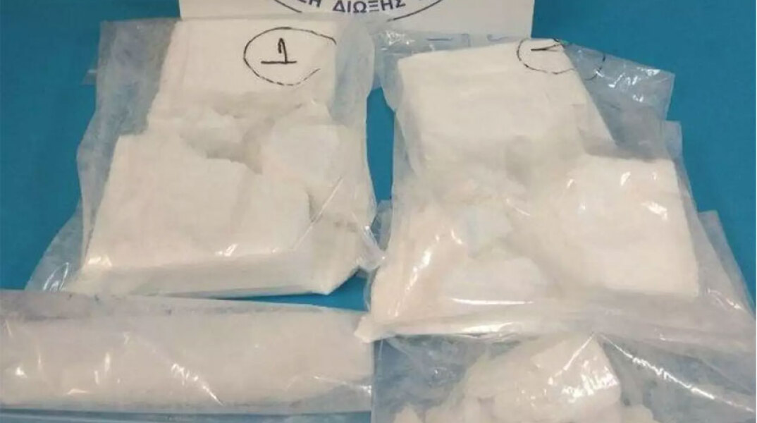 Βρέθηκαν δύο κιλά κοκαΐνη σε πόρτ μπαγκάζ αυτοκινήτου στη Γλυφάδα