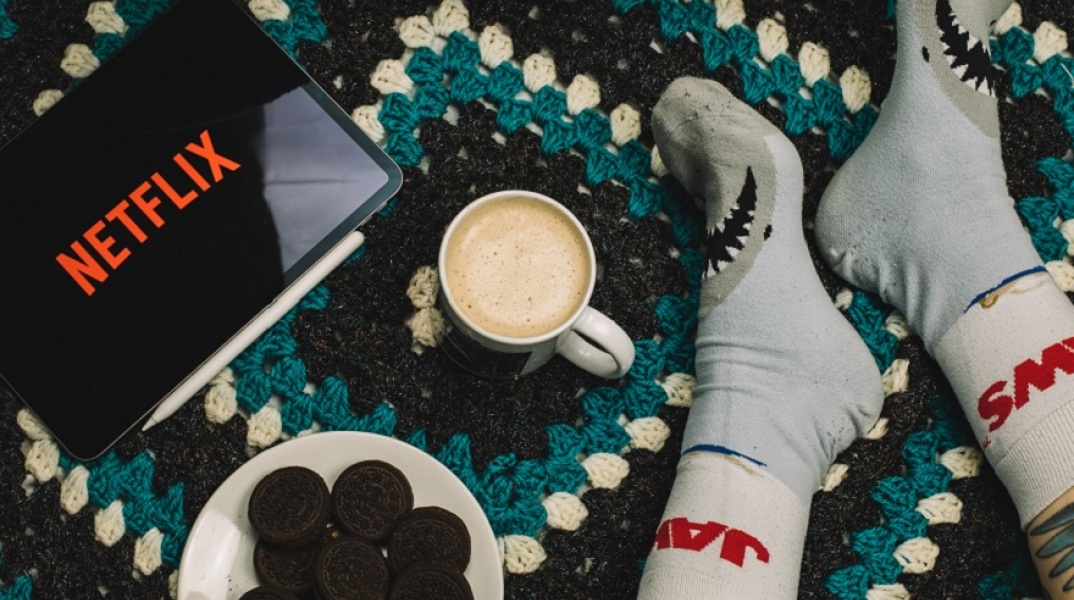 Κρεβάτι-Καφές-Μπισκότα-Κάλτσες-Netflix