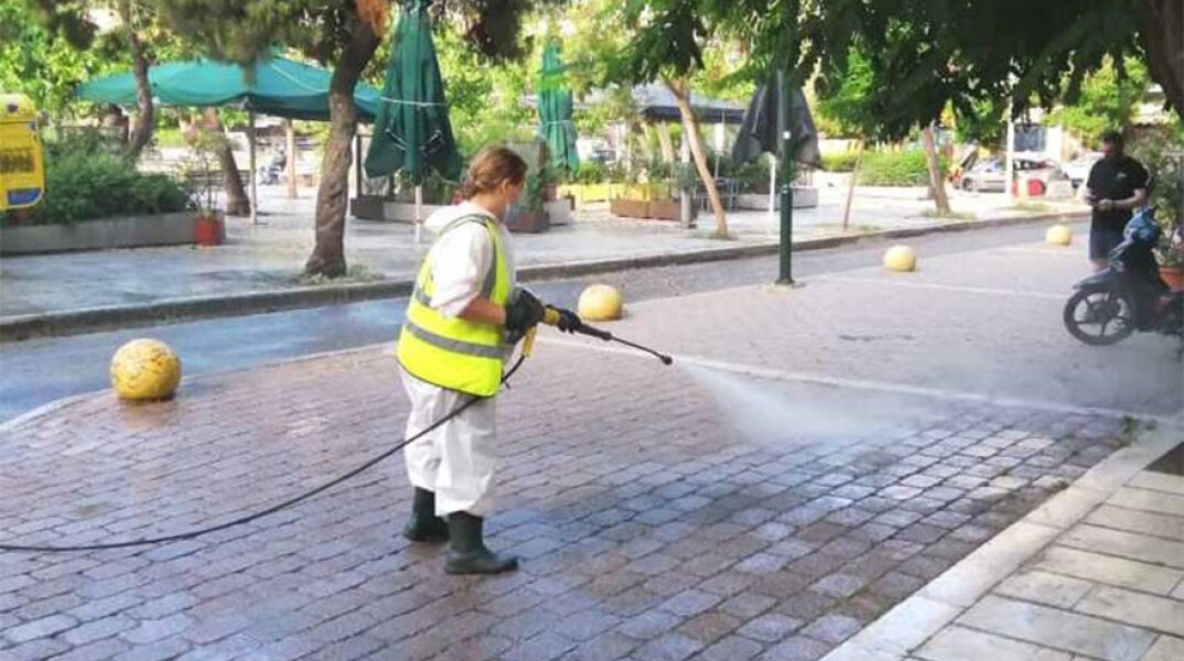 Υπάλληλοι του Δήμου Αθηναίων καθάρισαν την πλατεία Βικτωρίας - Έγινε και απολύμανση