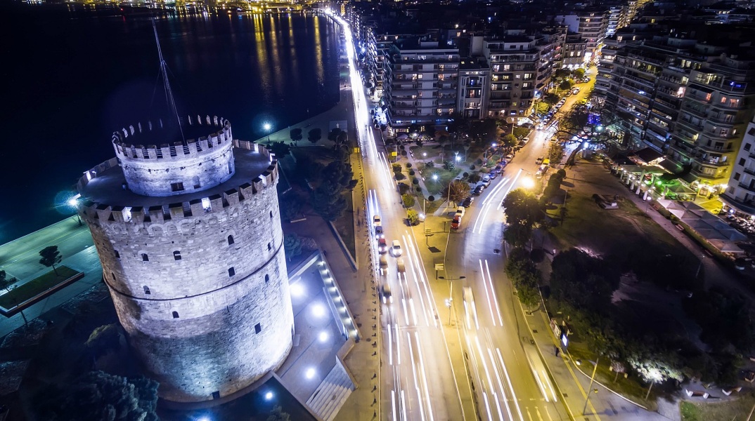 Νυχτερινή φωτογραφική λήψη της Θεσσαλονίκης