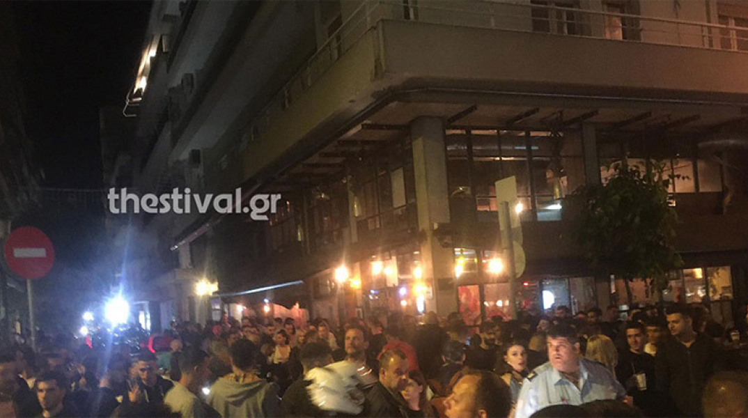 Ένταση και ξύλο λόγω συνωστισμού για ένα take away ποτό