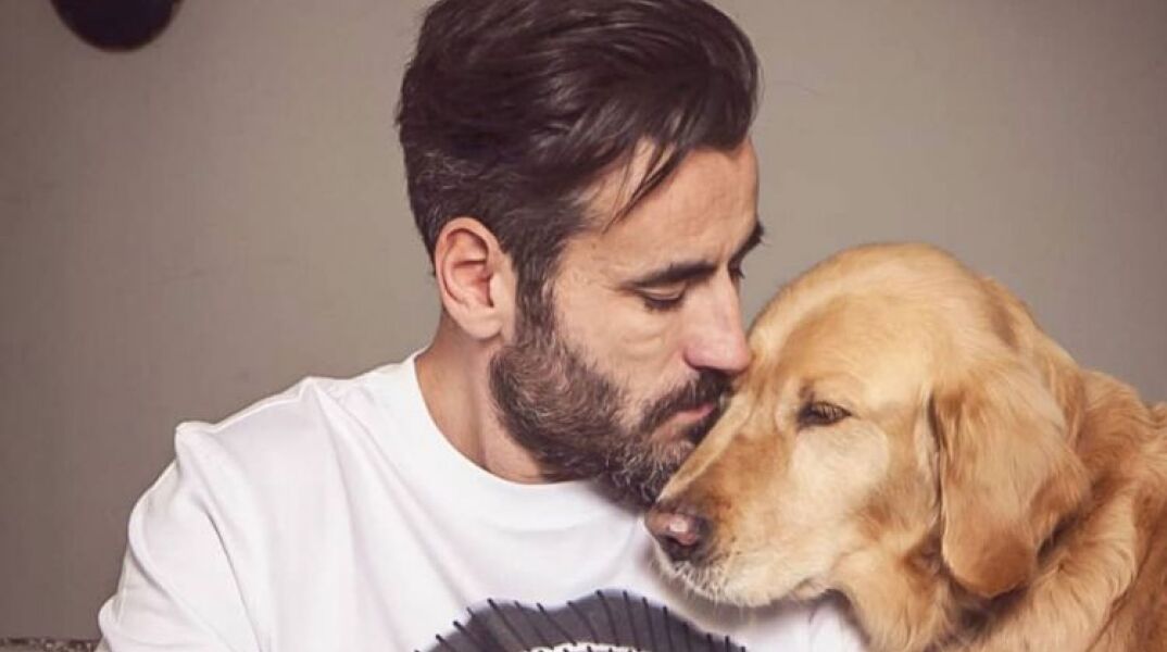 Γιώργος Μαυρίδης με το σκυλάκι του