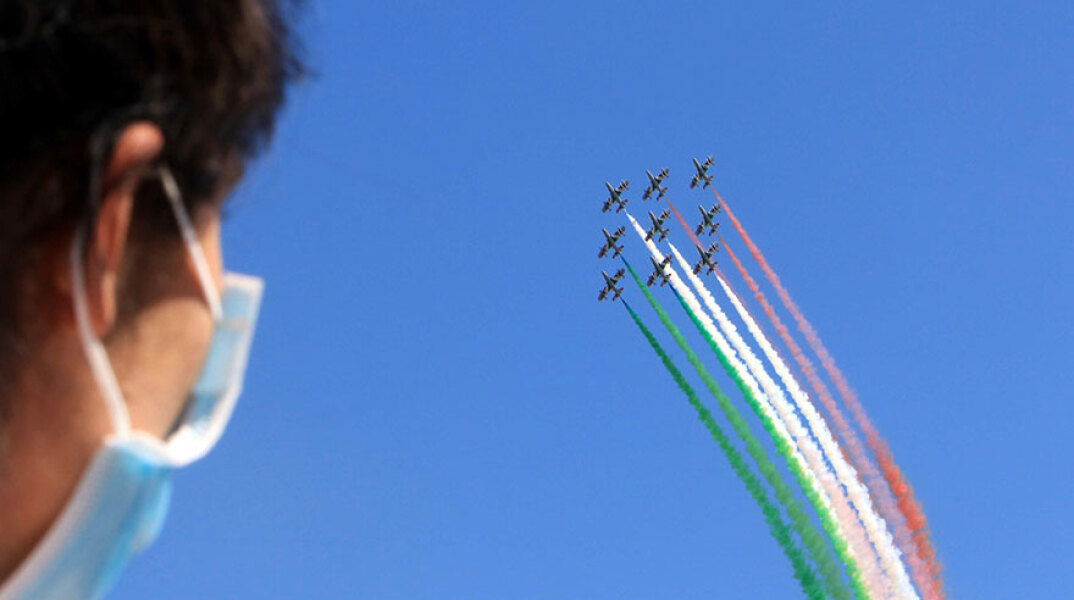 Κορωνοϊός: Εντυπωσιακές φιγούρες από τους πιλότους μαχητικών στον ουρανό του Μιλάνου