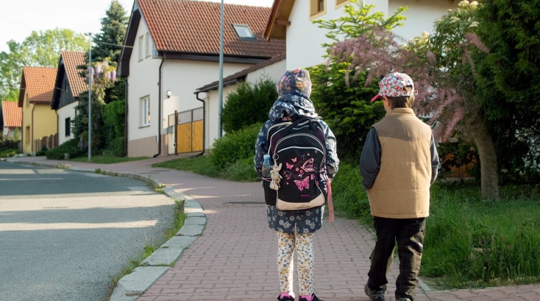 Δύο παιδιά πάνε σχολείο