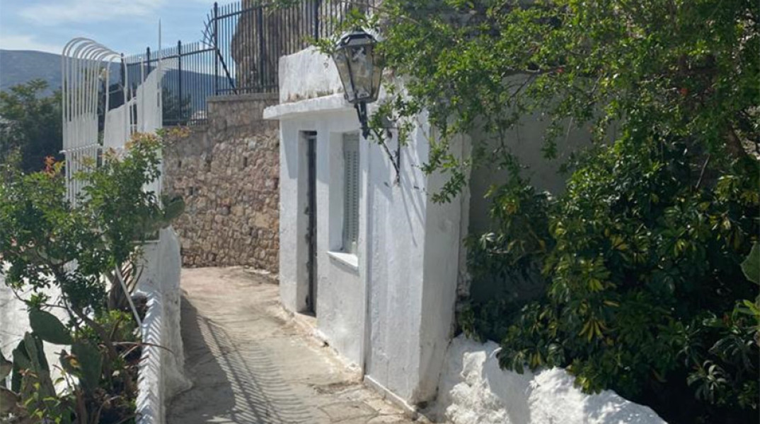 Αντιγκράφιτι επιχείρηση στα Αναφιώτικα, στην Πλάκα από τον Δήμο Αθηναίων