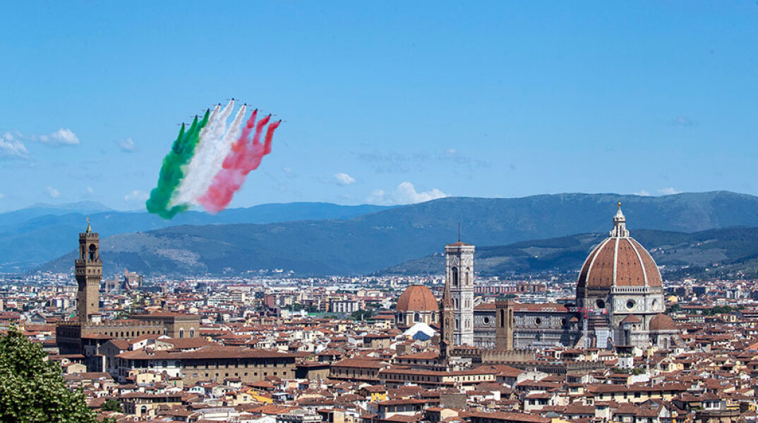 Κορωνοϊός στην Ιταλία - Μαχητικά αεροσκάφη σχηματίζουν την εθνική σημαία στον ουρανό της Φλωρεντίας