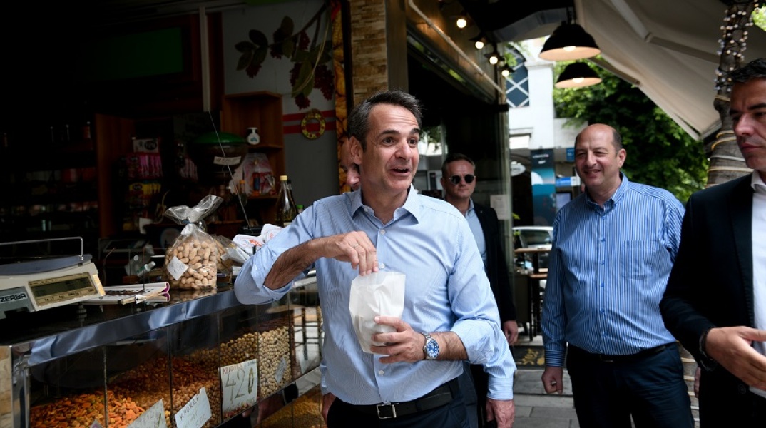 Ο Κυριάκος Μητσοτάκης τρώει ξηρούς καρπούς