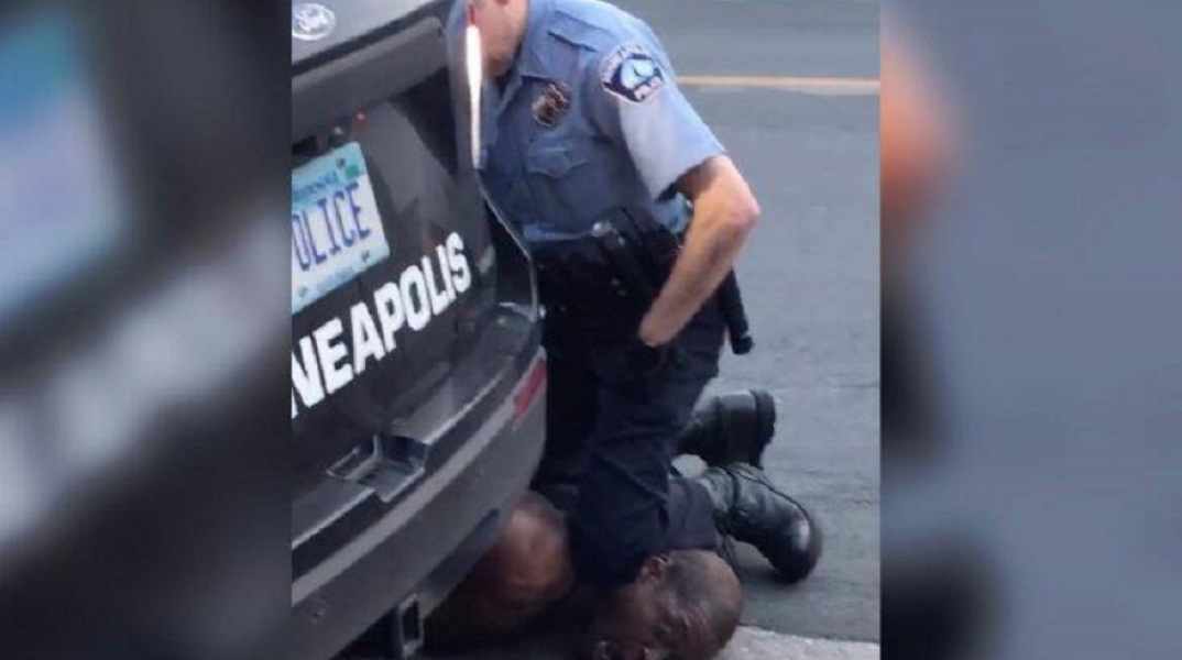 Αστυνομικός πατάει στο λαιμό Αφροαμερικανό