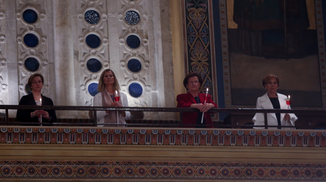 Πιστοί στον εξώστη της εκκλησίας