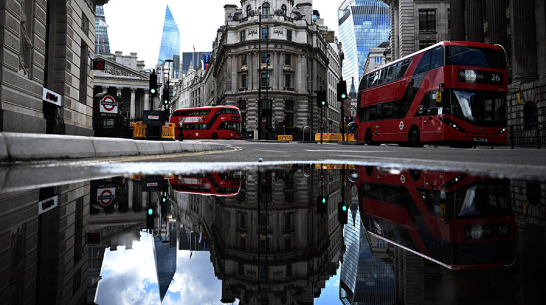 Κορωνοϊός στην Αγγλία: Κόκκινα λεωφορεία στο κέντρο του Λονδίνου
