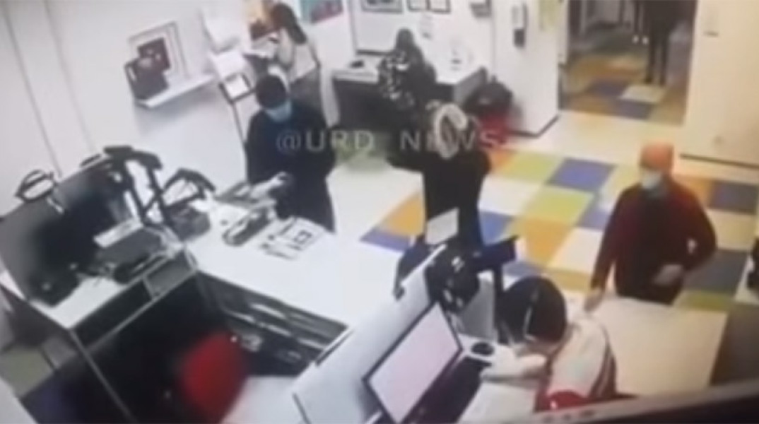 Ουκρανία - Έβγαλε το εσώρουχό της και το έκανε μάσκα