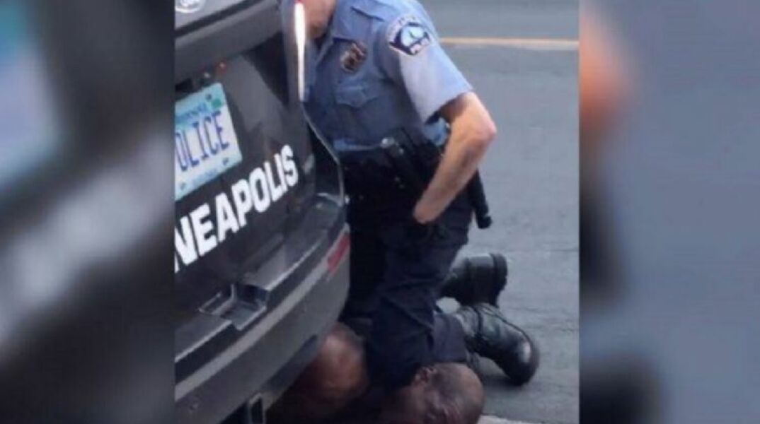 Αστυνομικός πατάει με το γόνατο τον λαιμό Αφροαμερικανού