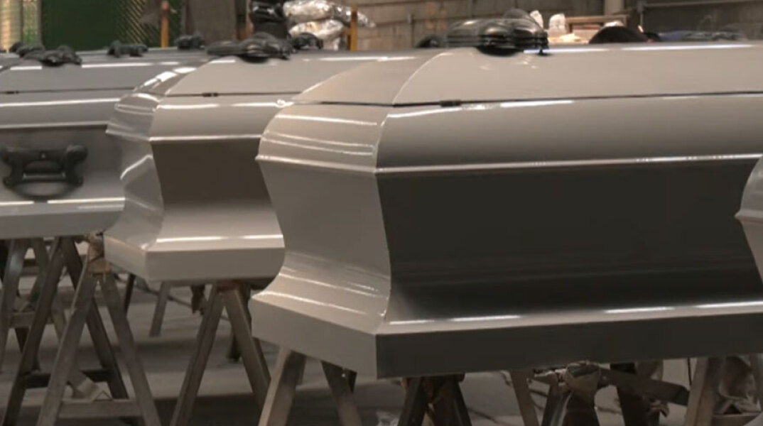 Σε ατσάλινα φέρετρα τοποθετούνται οι νεκροί από κορωνοϊό στο Μεξικό