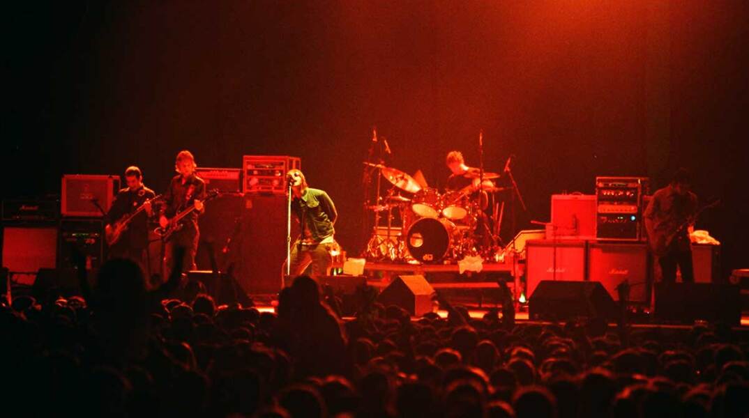 Στιγμιότυπο από συναυλία την συναυλία των Oasis στην Αθήνα το 2000