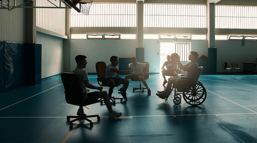 Ο Βαγγέλης Νάκης και η μικρού μήκους ταινία «Ρόδα είναι και γυρίζει» για τη δύσκολη ζωή του Αλέξανδρου Κούμπρια, ενός έφηβου με κινητικά προβλήματα.