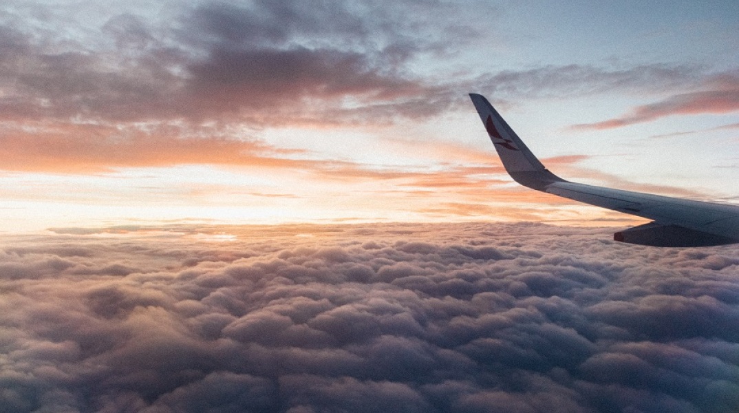 Αεροπλάνο πάνω από τα σύννεφα