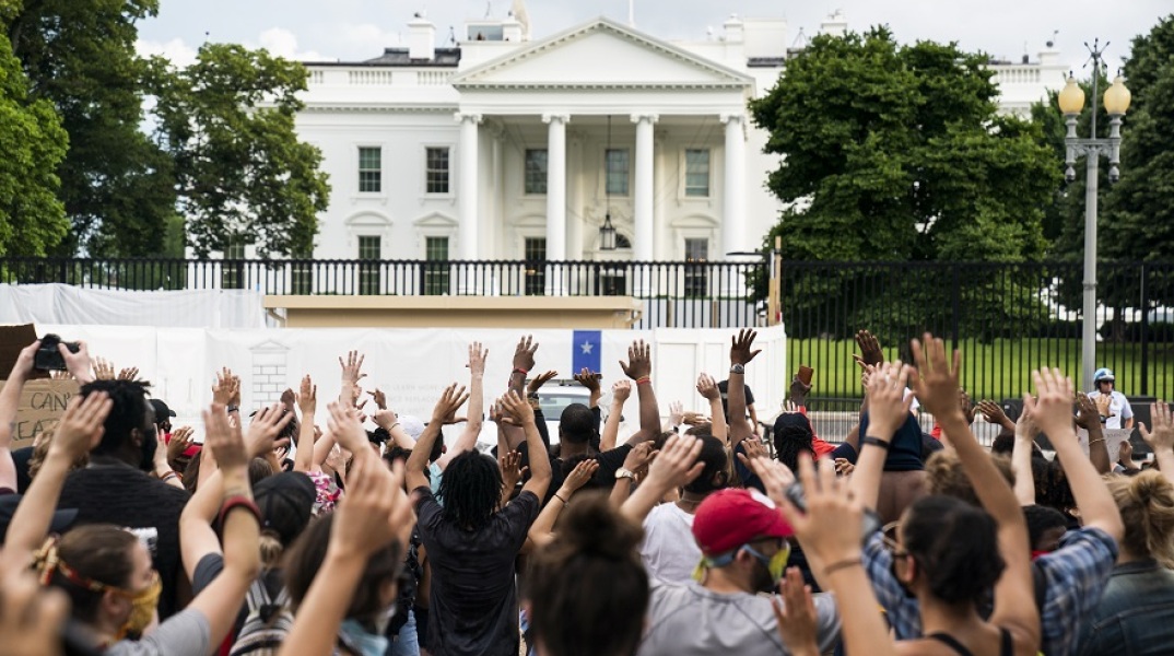 Διαδηλωτές έξω από τον Λευκό Οίκο