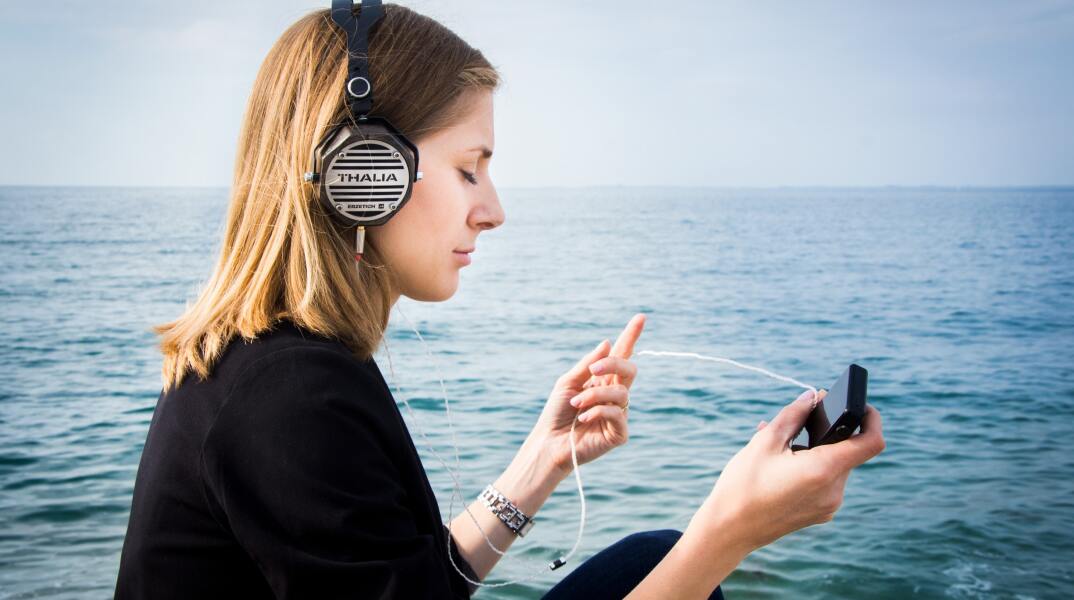Γυναίκα που ακούει μουσική με ακουστικά