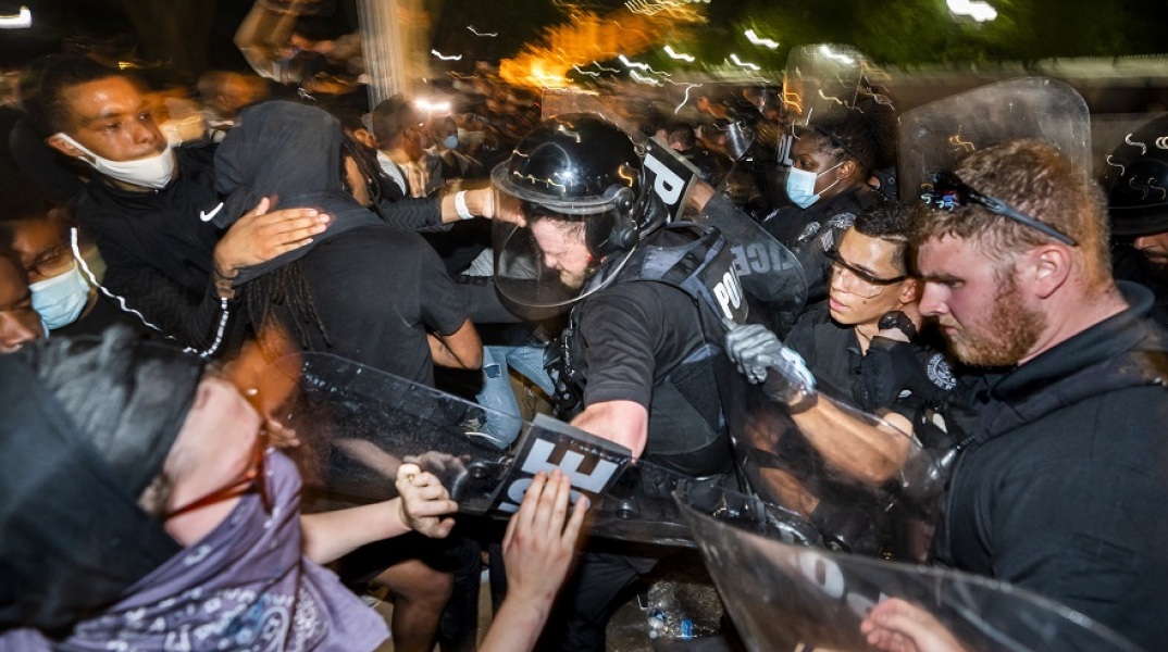 Συγκρούσεις διαδηλωτών με την αστυνομία 