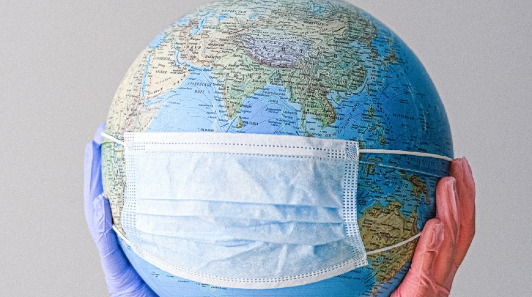 Υδρόγειος με μάσκα για τον κορωνοϊό