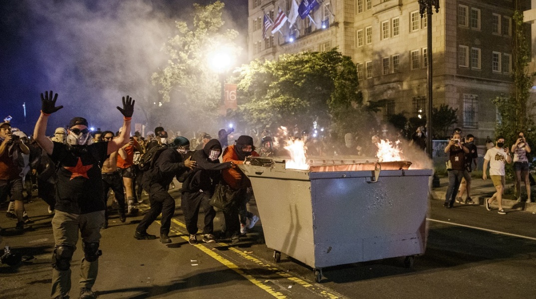 Εκτροχιάζεται η κατάσταση στις ΗΠΑ, μετά το κύμα ταραχών που ακολούθησε τον φόνο του Τζορτζ Φλόιντ από αστυνομικό. Βίντεο καταγράφει τον άγριο ξυλοδαρμό άνδρα που απείλησε διαδηλωτές 