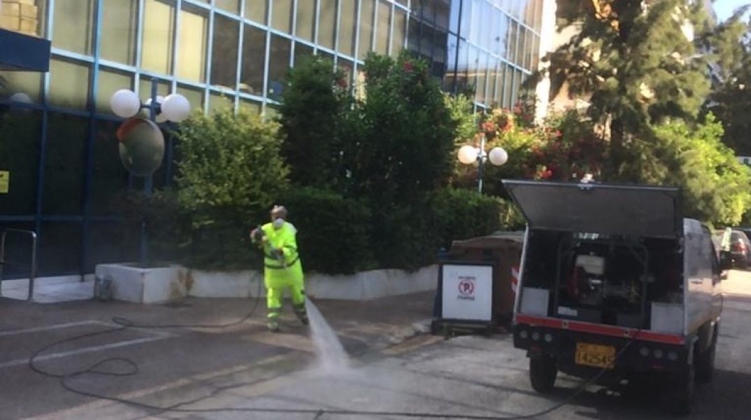 Οι Κυριακάτικες μεγάλες δράσεις καθαριότητας του Δήμου Αθηναίων συνεχίστηκαν και σήμερα, με τα συνεργεία να κάνουν στάση στη συνοικία Προμπονάς 