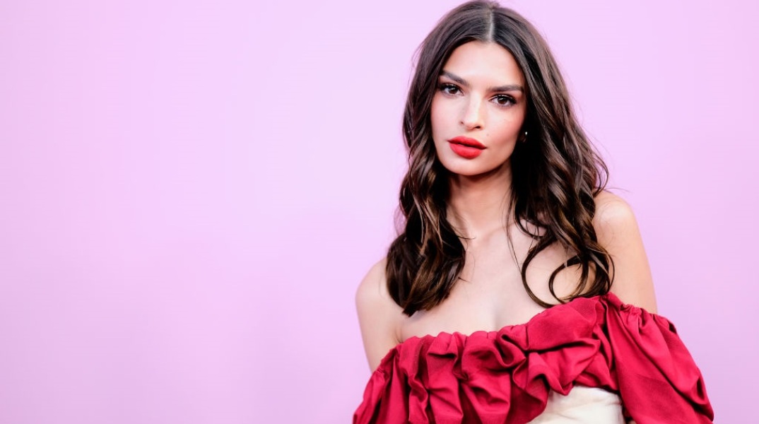 Η Έμιλι Ρατακόφσκι βρήκε ακόμη έναν προκλητικό τρόπο για να διαφημίσει τα μαγιό που φέρουν την υπογραφή της