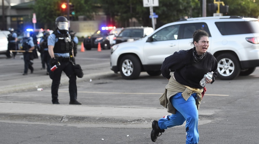 Τραυματίστηκαν από σφαίρες καλυμμένες από καουτσούκ μέλη του τηλεοπτικού συνεργείου του Reuters, κατά τη διάρκεια των ταραχών που ξέσπασαν στη Μινεάπολις μετά το φόνο του Τζορτζ Φλόιντ