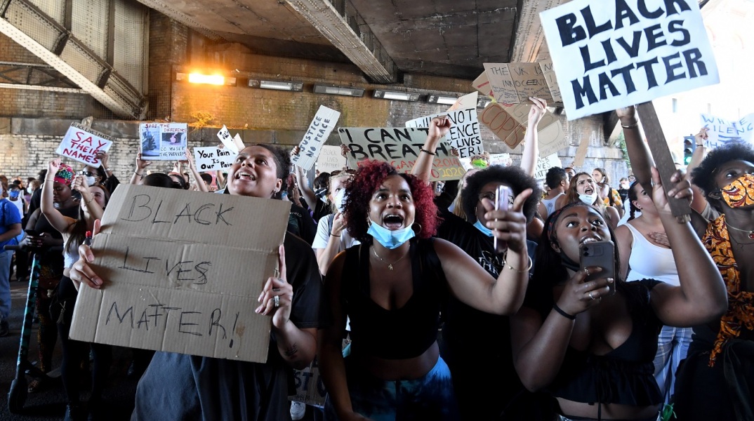 Με βασικό σύνθημα το «Δεν μπορώ να αναπνεύσω», εκατοντάδες άνθρωποι διαμαρτυρήθηκαν σήμερα στους δρόμους του Λονδίνου και του Βερολίνου για τη δολοφονία του Τζορτζ Φλόιντ από λευκό αστυνομικό 
