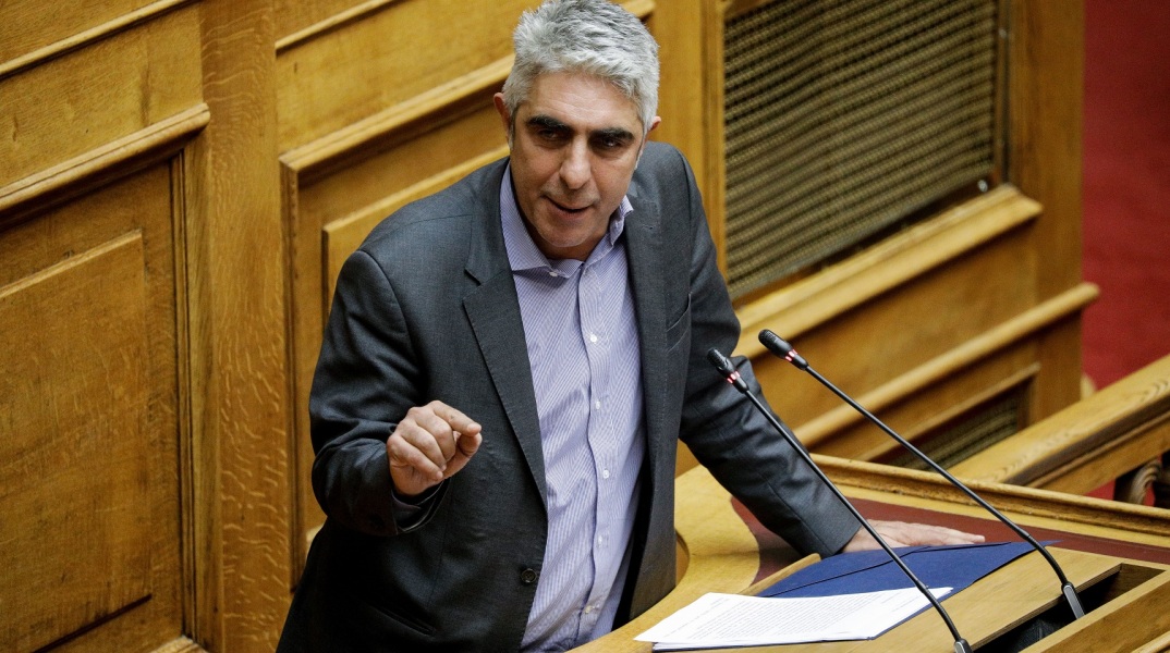 Προπηλακίστηκε στα Μέγαρα ο Γιώργος Τσίπρας: «Προδότη, ξεφτίλα», ανάμεσα στις εκφράσεις που ακούστηκαν εναντίον του σε διαβούλευση για τη δημιουργία δομής μεταναστών