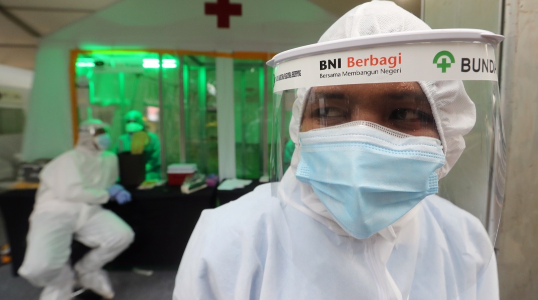 Εξιτήριο από το νοσοκομείο της γενέτειράς της στην Ινδονησία πήρε γυναίκα ηλικίας 100 ετών, η οποία είχε νοσήσει με covid-19 και ιάθηκε 