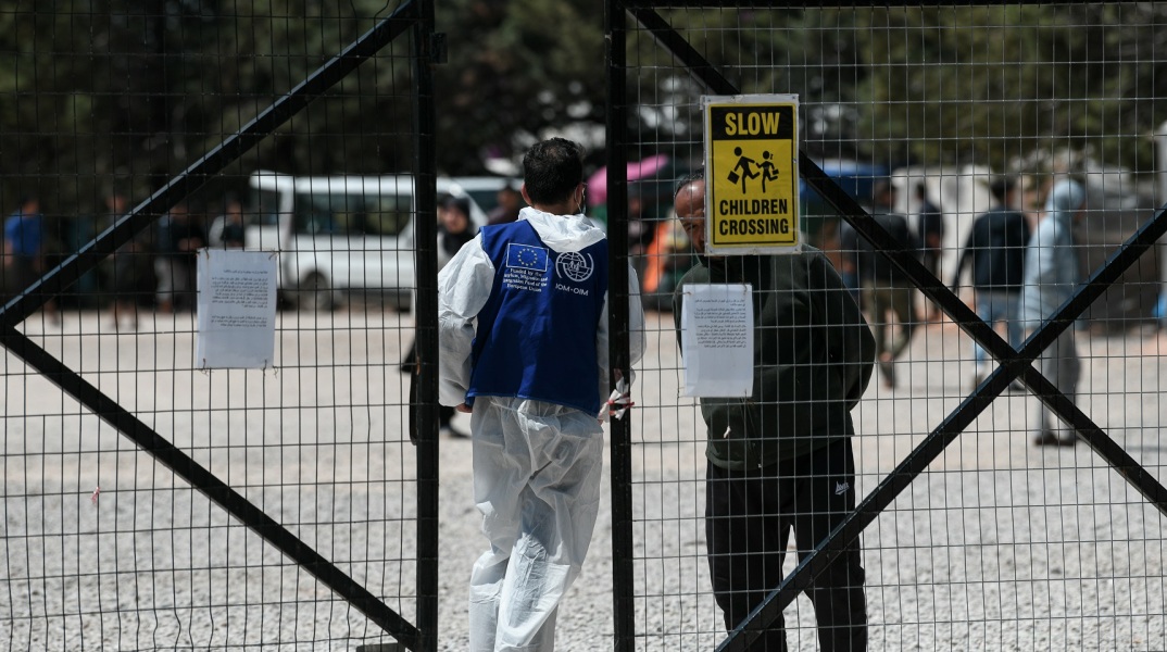 Μαλακάσα: Ένταση και χημικά μεταξύ ΜΑΤ και κατοίκων που διαμαρτύρονται για τις προσφυγικές δομές