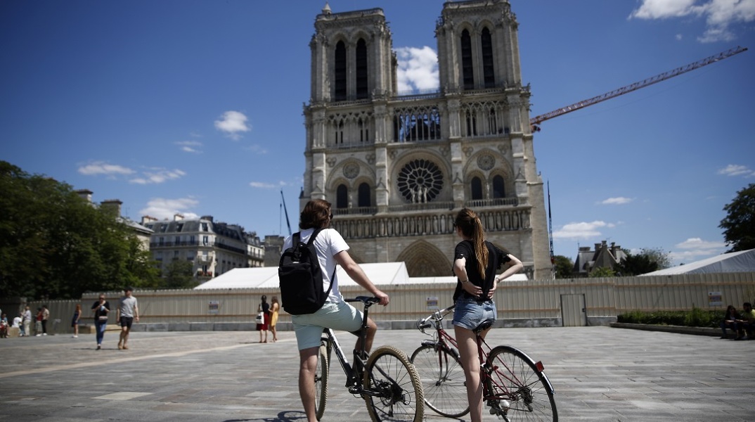 Άνοιξε και πάλι σήμερα ο προαύλιος χώρος της Νοτρ Νταμ, που ήταν κλειστός για το κοινό μετά την καταστροφική πυρκαγιά 
