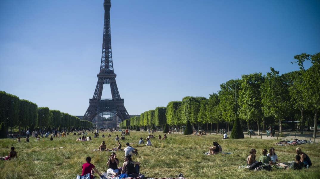 «Επιτέλους είμαστε ελεύθεροι»: Οι Παριζιάνοι κατέκλυσαν τα πάρκα μετά από 11 εβδομάδες περιορισμών κυκλοφορίας για την αντιμετώπιση του κορωνοϊού