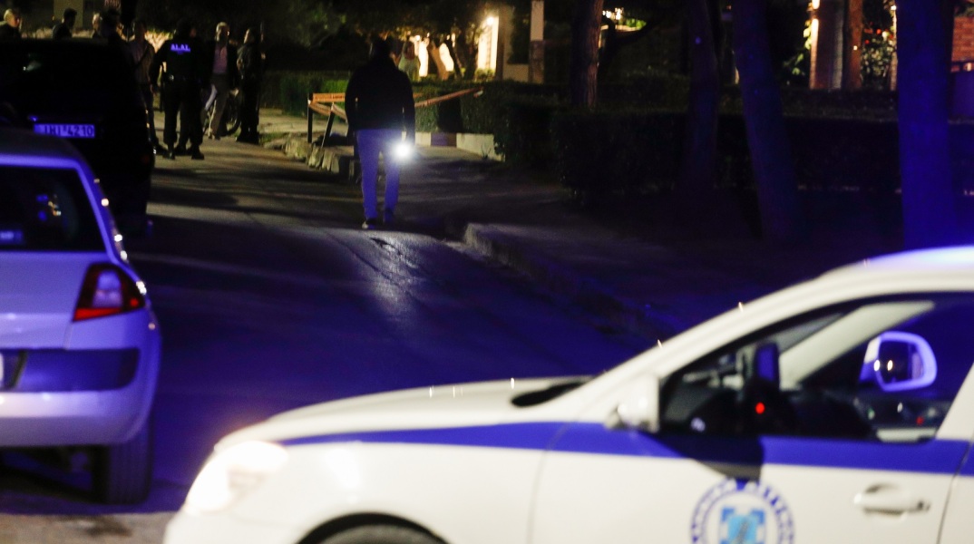 Μαφιόζικη εκτέλεση στη Βούλα: Μυστήριο παραμένει η ταυτότητα του θύματος, τι δηλώνει στις Αρχές η σύζυγός του