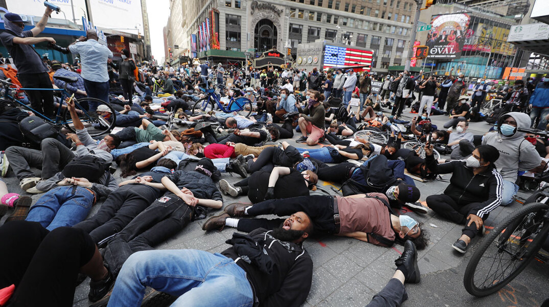 Διαδηλωτές στην Times Square για τη δολοφονία του Τζορτζ Φλόιντ