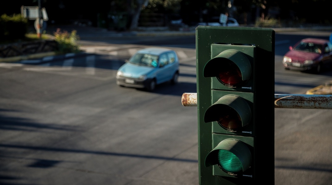 Σηματοδότης με πράσινο - Αυτοκίνητα 
